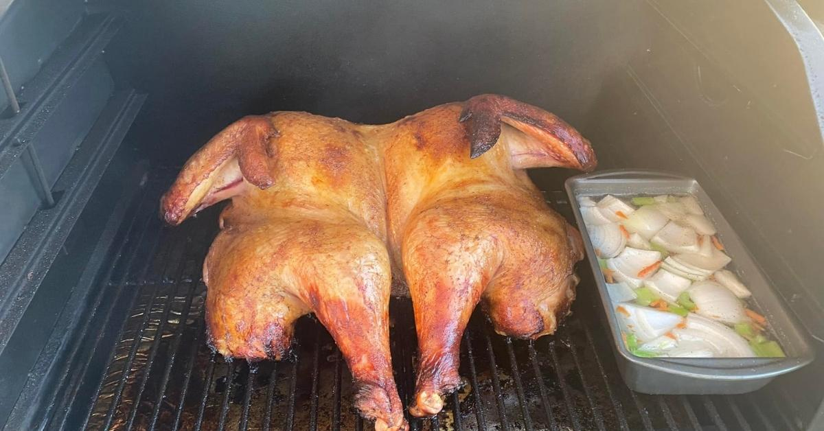 https://mlbigjgmxvf5.i.optimole.com/w:1200/h:628/q:100/https://blog.zgrills.com/wp-content/uploads/2022/06/smoked-turkey-1.jpg