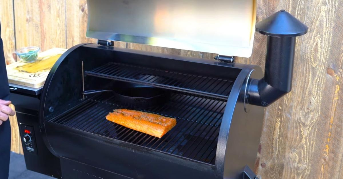 how long does it take to smoke salmon at 350